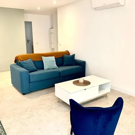 Spacious In The Heart Of Les Pins ! 度假居